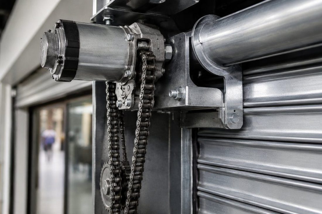 Motor instalado en el eje de un cierre metálico de comercio
