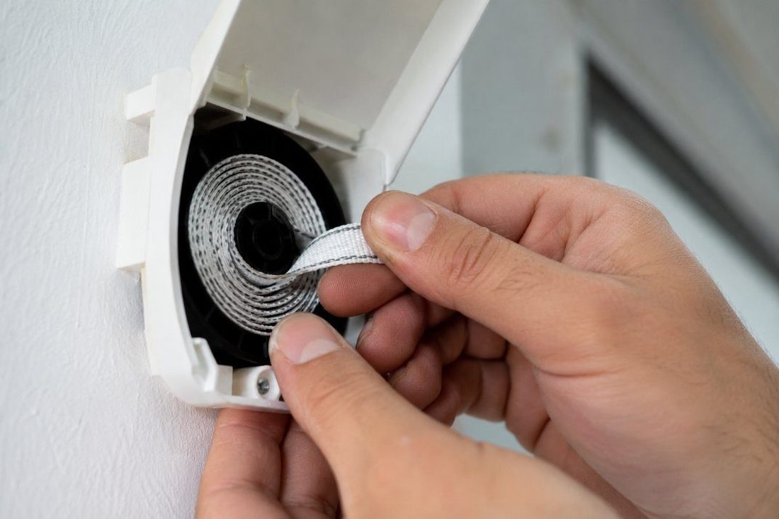 Cambio de la cinta de una persiana en el recogedor de pared