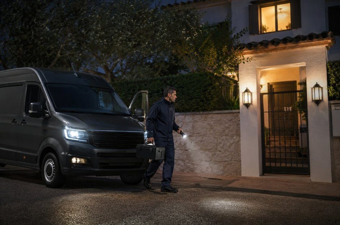 Furgoneta de servicio atendiendo una urgencia de persianas de noche
